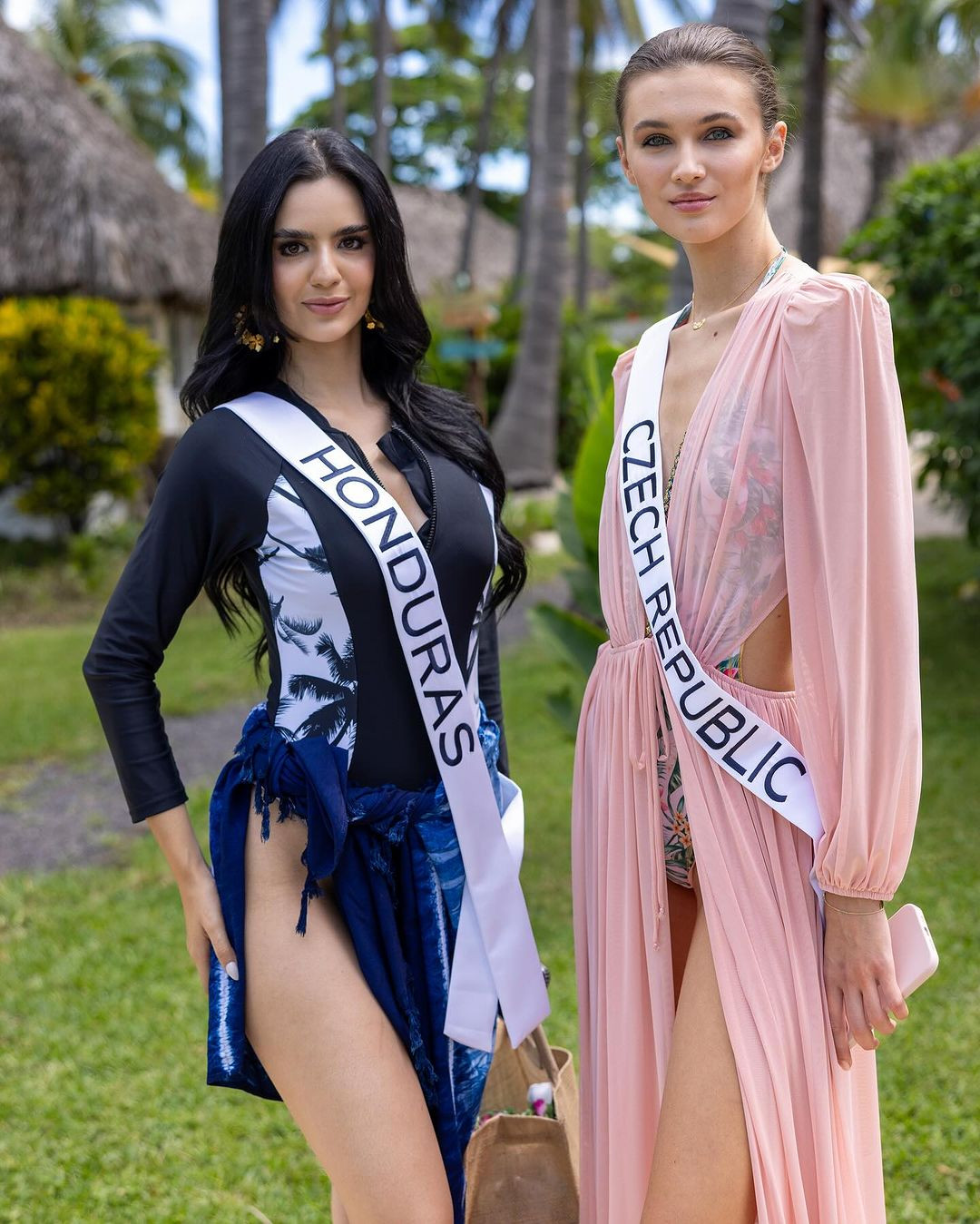 Bùi Quỳnh Hoa sexy diện bikini lái mô tô nước đẹp mắt ở Miss Universe 2023-10