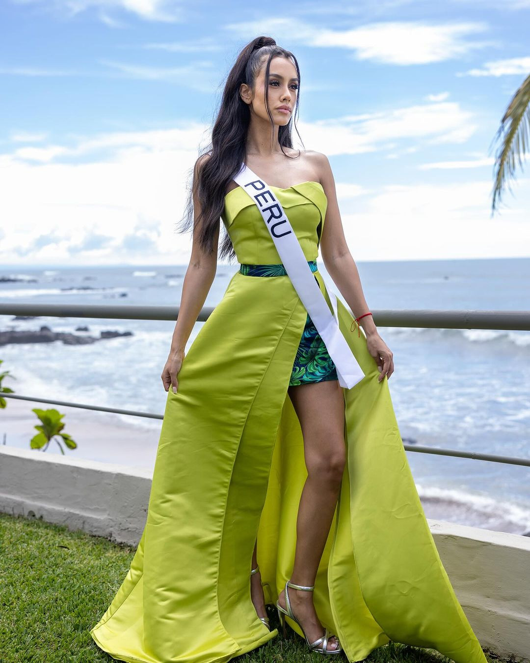 Bùi Quỳnh Hoa sexy diện bikini lái mô tô nước đẹp mắt ở Miss Universe 2023-12
