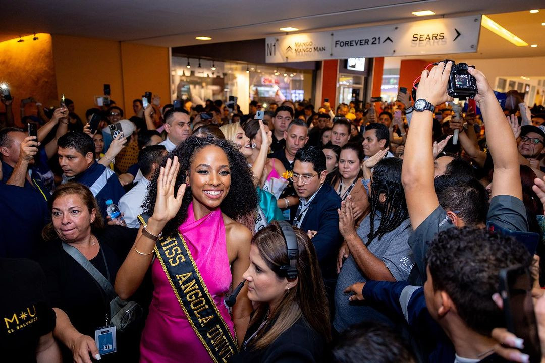 Bùi Quỳnh Hoa sexy diện bikini lái mô tô nước đẹp mắt ở Miss Universe 2023-25