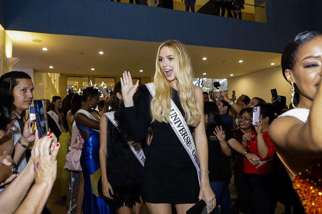 Bùi Quỳnh Hoa sexy diện bikini lái mô tô nước đẹp mắt ở Miss Universe 2023-24