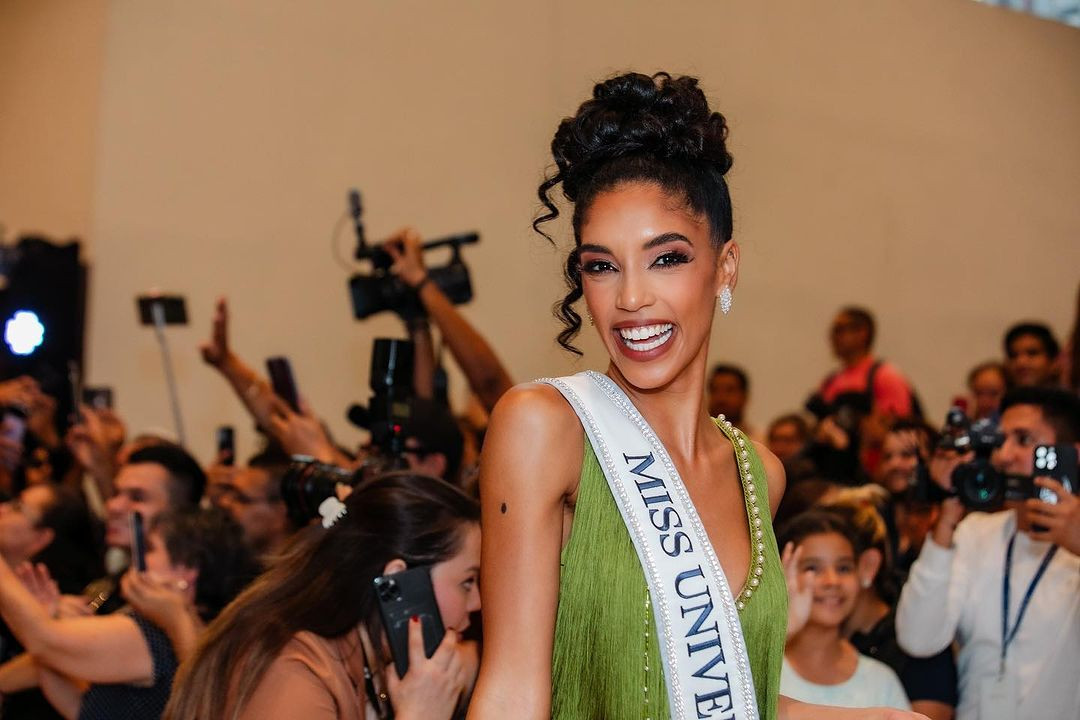 Bùi Quỳnh Hoa sexy diện bikini lái mô tô nước đẹp mắt ở Miss Universe 2023-26