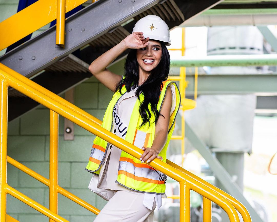 Bùi Quỳnh Hoa sexy diện bikini lái mô tô nước đẹp mắt ở Miss Universe 2023-19