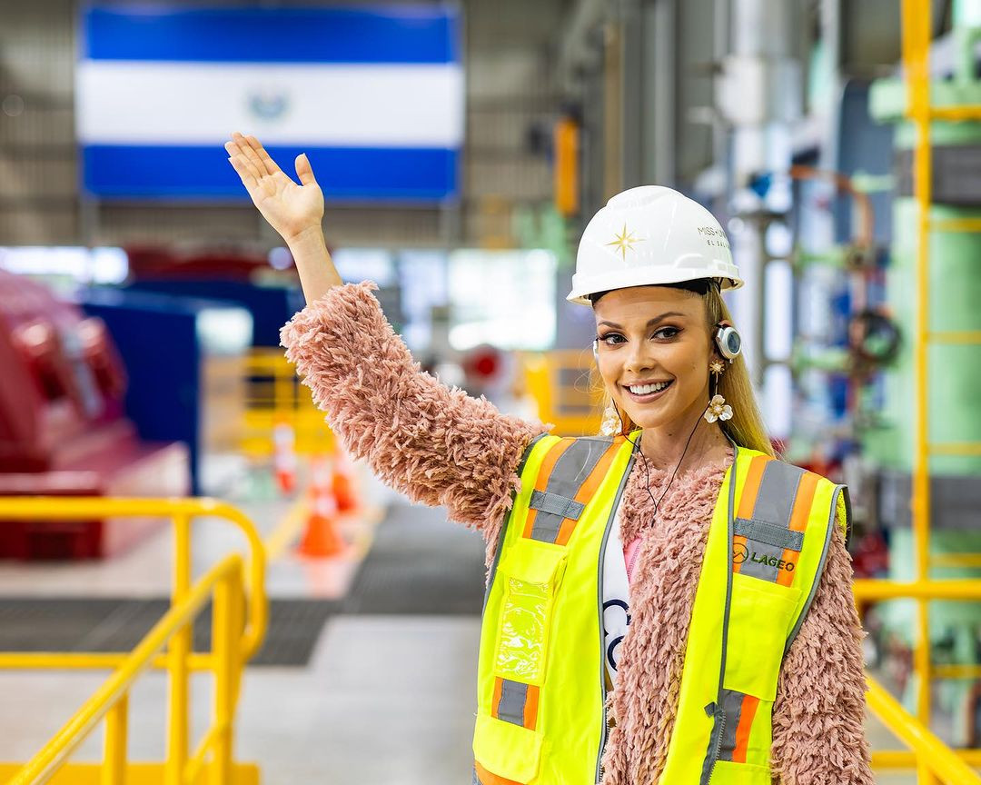 Bùi Quỳnh Hoa sexy diện bikini lái mô tô nước đẹp mắt ở Miss Universe 2023-17