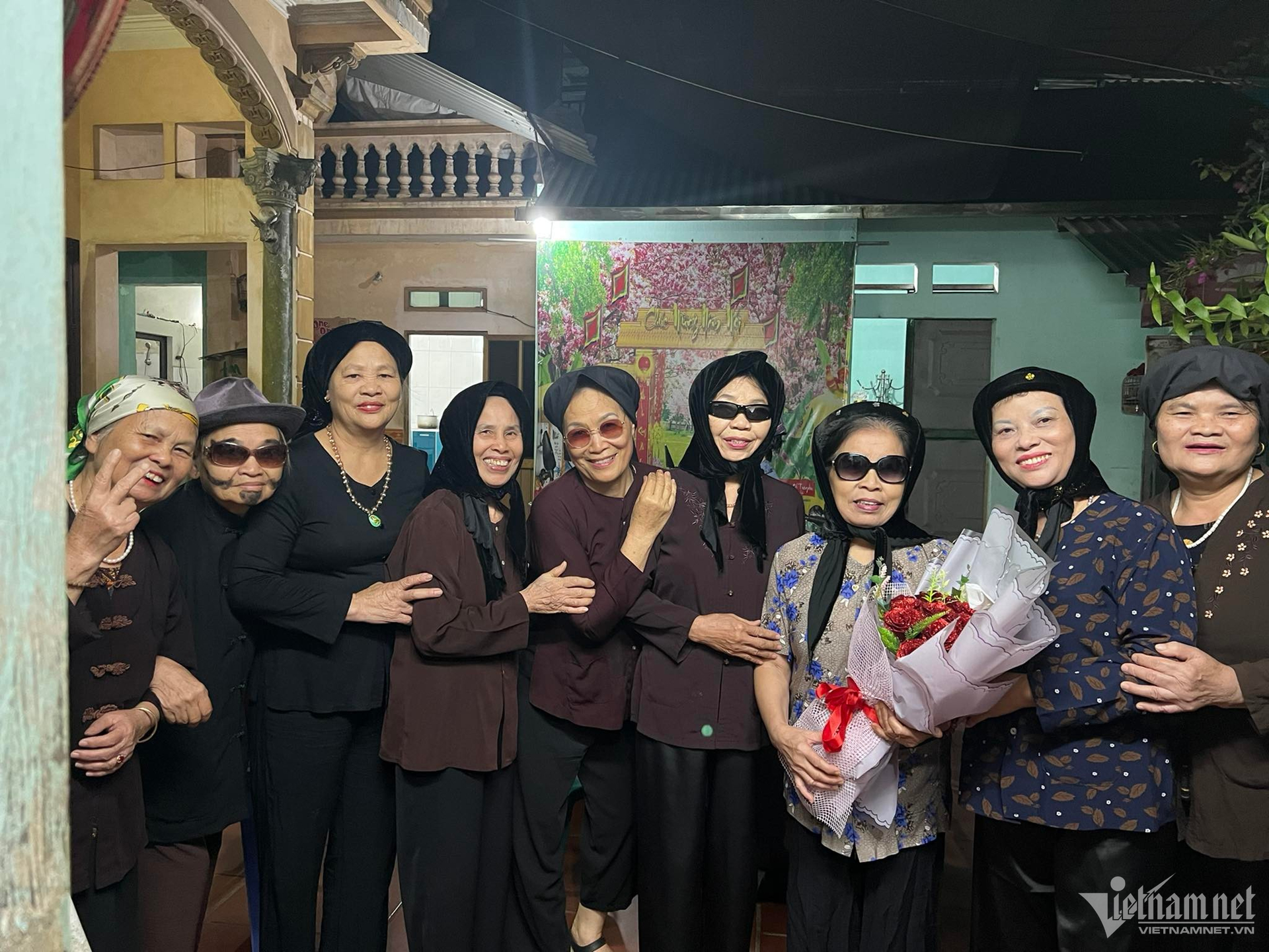 Dân làng Bùng ngỡ ngàng xem các cụ U80 nhảy dân vũ-1