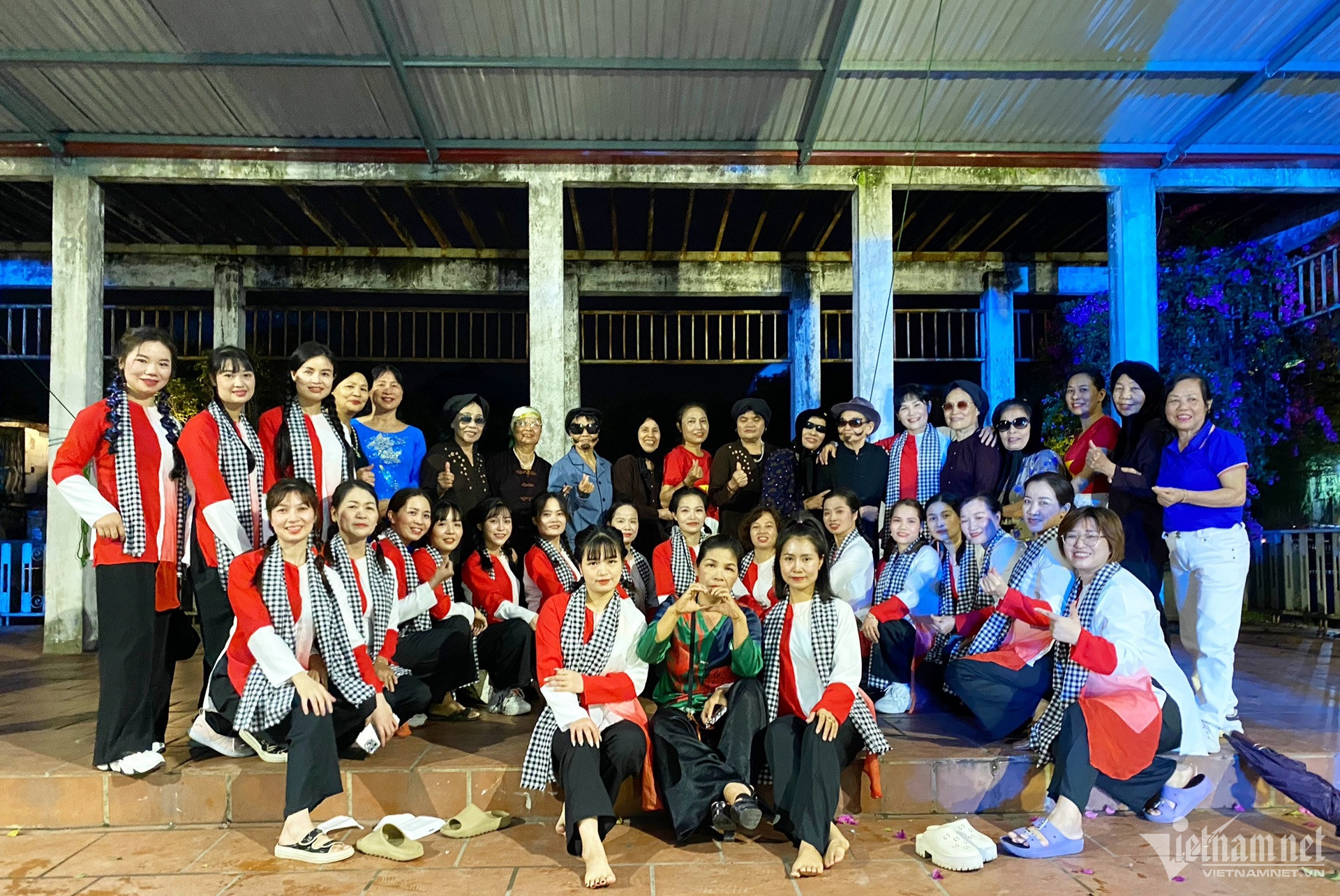 Dân làng Bùng ngỡ ngàng xem các cụ U80 nhảy dân vũ-3