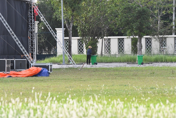 Khoảnh khắc mẹ Văn Hậu tần tảo quét dọn bên khung ảnh cưới lung linh của con trai và con dâu-6