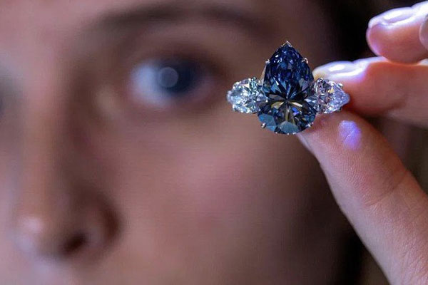 Viên kim cương xanh lam cực hiếm được bán với giá hơn 1 nghìn tỷ đồng-1