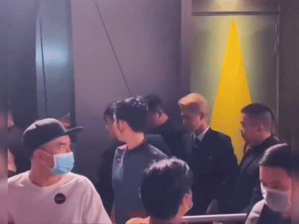 Hot lại khoảnh khắc vệ sĩ Jack xô đẩy Thúy Ngân gây bất bình, phản ứng nam ca sĩ ra sao?-4