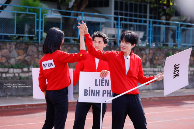 Hot lại khoảnh khắc vệ sĩ Jack xô đẩy Thúy Ngân gây bất bình, phản ứng nam ca sĩ ra sao?-6