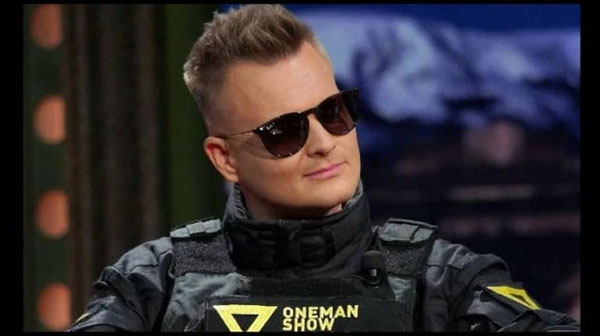 Người đàn ông 38 tuổi dùng trực thăng thả 24 tỷ đồng xuống cho người khác thoải mái nhặt-1