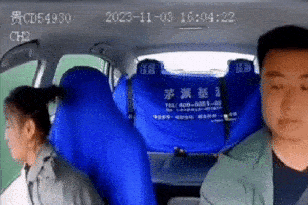 Khách quỵt tiền taxi, mở cửa bỏ chạy, tài xế ở Hà Nội bất lực đuổi theo-4