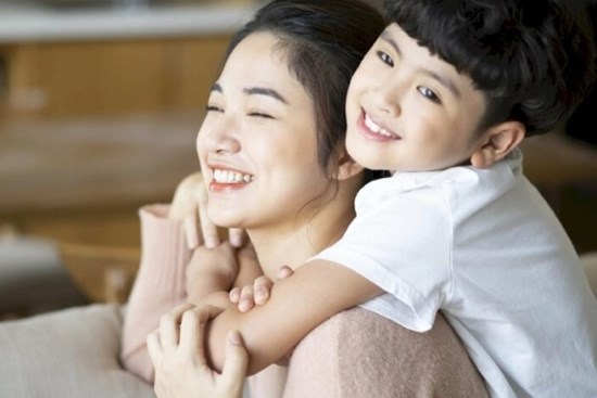 Nghe con trai trò chuyện với bạn học, bà mẹ rùng mình, vội vàng thay đổi 1 điều quan trọng