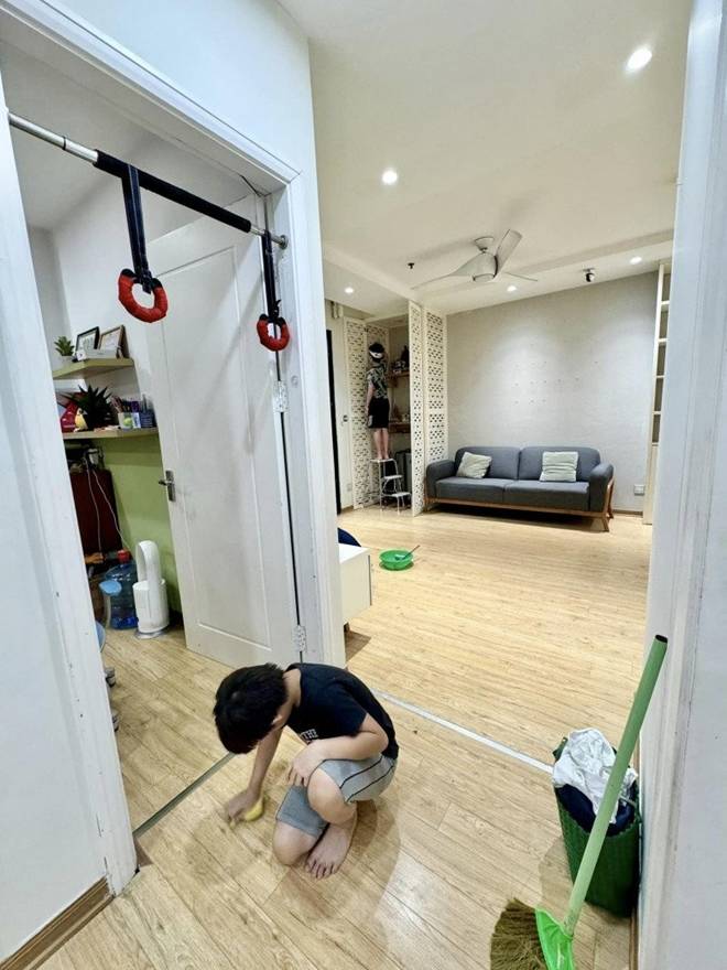 Người đẹp thời tiết Đan Lê xắn quần bốc gạch vôi vữa sửa căn nhà thứ 4, hai con trai nai lưng dọn dẹp-5