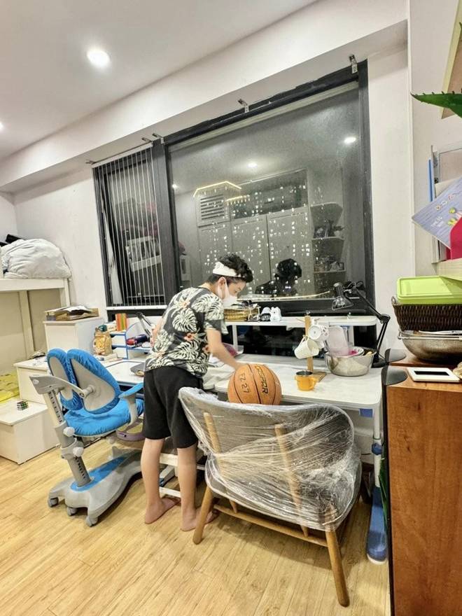 Người đẹp thời tiết Đan Lê xắn quần bốc gạch vôi vữa sửa căn nhà thứ 4, hai con trai nai lưng dọn dẹp-7