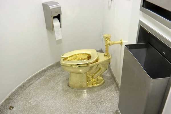 Số phận long đong của chiếc bồn cầu bằng vàng-1