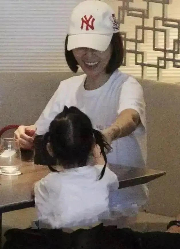 Từng bị chê trách vì nuôi con xa hoa quá mức nhưng có lần Lâm Tâm Như đăng 1 bức ảnh mà được khen hết lời về cách dạy con-2