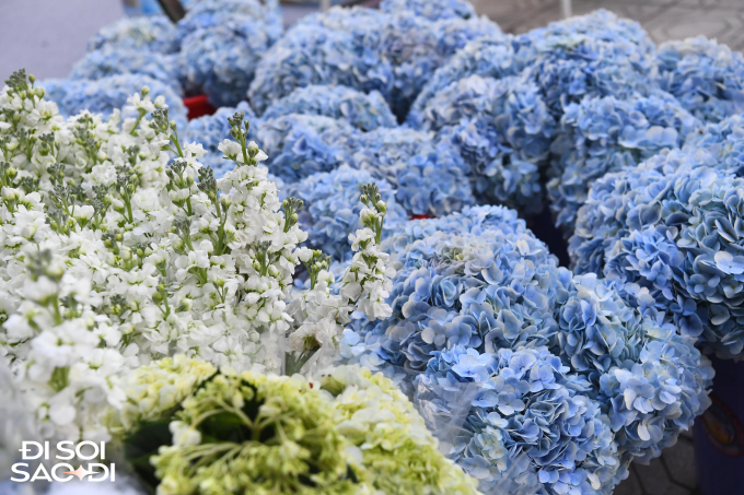 Đám cưới Đoàn Văn Hậu trang trí bằng hoa tươi nhập khẩu, cô dâu Doãn Hải My cử người xuống giám sát cắm hoa-4