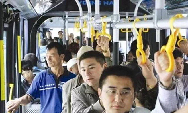 Con gái khóc nhưng bố quyết không dỗ, chỉ 1 câu nói của người lạ vạch trần tội ác đáng sợ-1