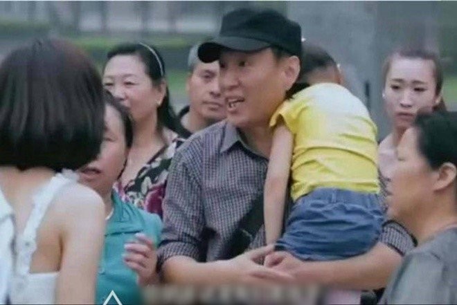 Con gái khóc nhưng bố quyết không dỗ, chỉ 1 câu nói của người lạ vạch trần tội ác đáng sợ-2