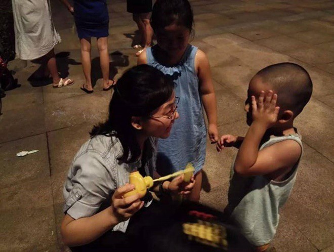 Con gái khóc nhưng bố quyết không dỗ, chỉ 1 câu nói của người lạ vạch trần tội ác đáng sợ-7