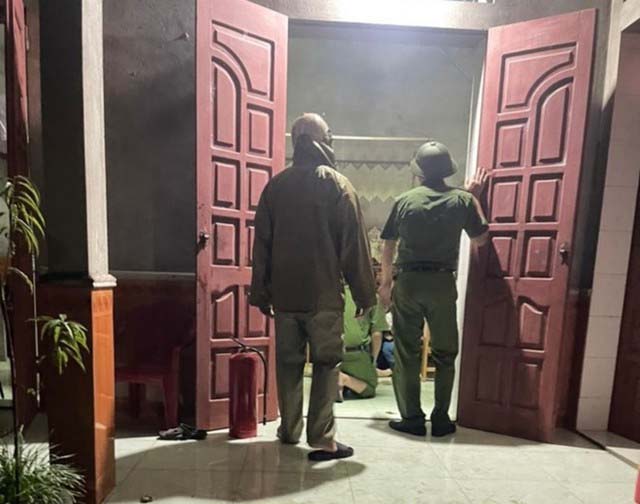 Mẹ chồng hết hồn vì con dâu cũ mang xăng đến nhà đòi tự thiêu-1