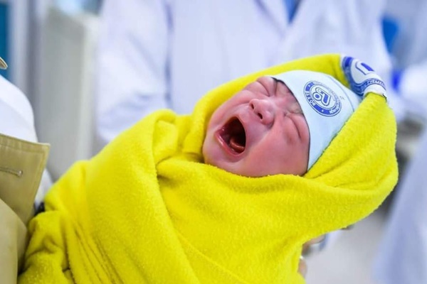 Hà Nội: Người phụ nữ sinh con ngay tại nhà xe-2