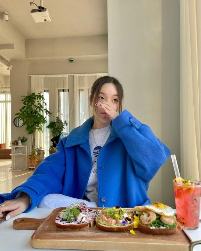 4 gam màu váy áo thịnh hành của mùa lạnh: Siêu tôn làn da gái châu Á, giúp style nàng bừng sáng-3