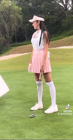 Hoa hậu Thùy Tiên bị netizen kém duyên bình luận khiếm nhã vì hình ảnh xuất hiện trên sân golf, trợ lý lên tiếng-1