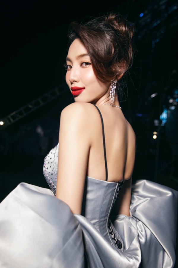 Hoa hậu Thùy Tiên bị netizen kém duyên bình luận khiếm nhã vì hình ảnh xuất hiện trên sân golf, trợ lý lên tiếng-4