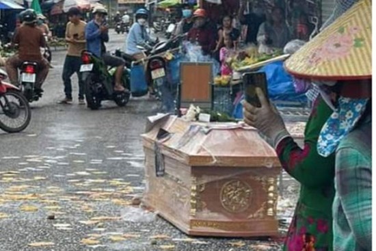 Mang quan tài, ảnh thờ đến nhà chủ hụi để gây áp lực