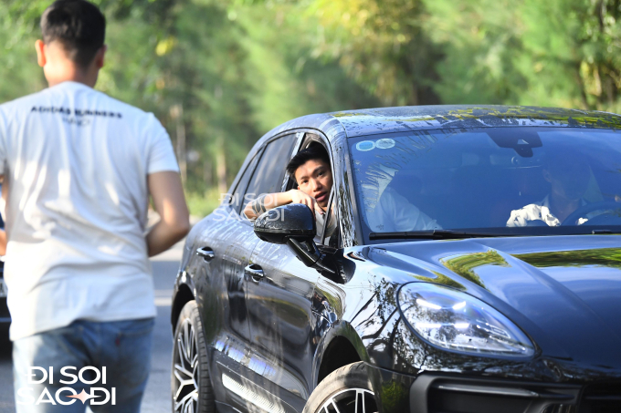 Đoàn Văn Hậu lộ diện bảnh bao, lên siêu xe 5 tỷ đi đón cô dâu Doãn Hải My-6