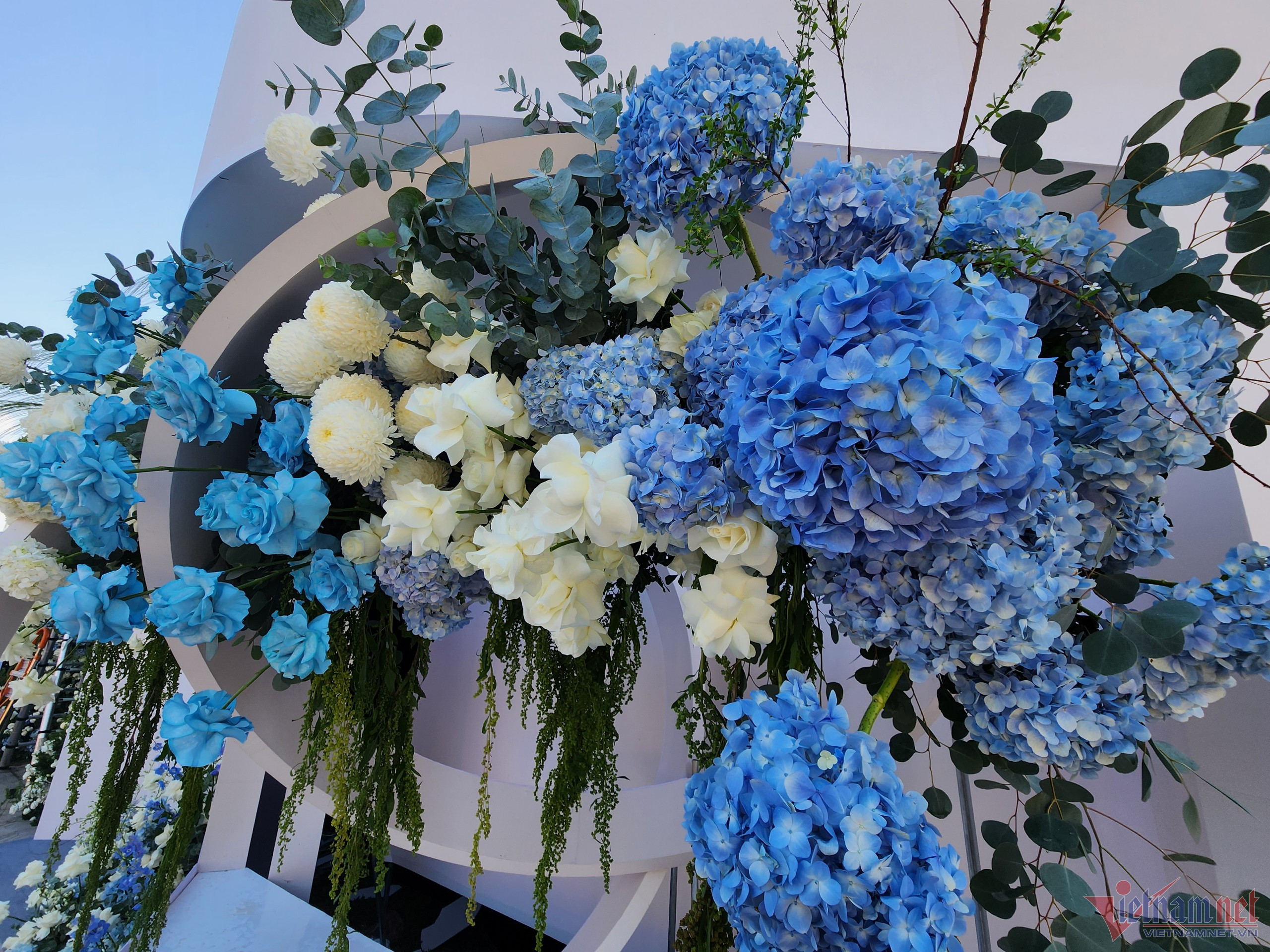 Văn Hậu chi cả tỉ đồng trang trí hoa tươi nhập khẩu cho đám cưới-6