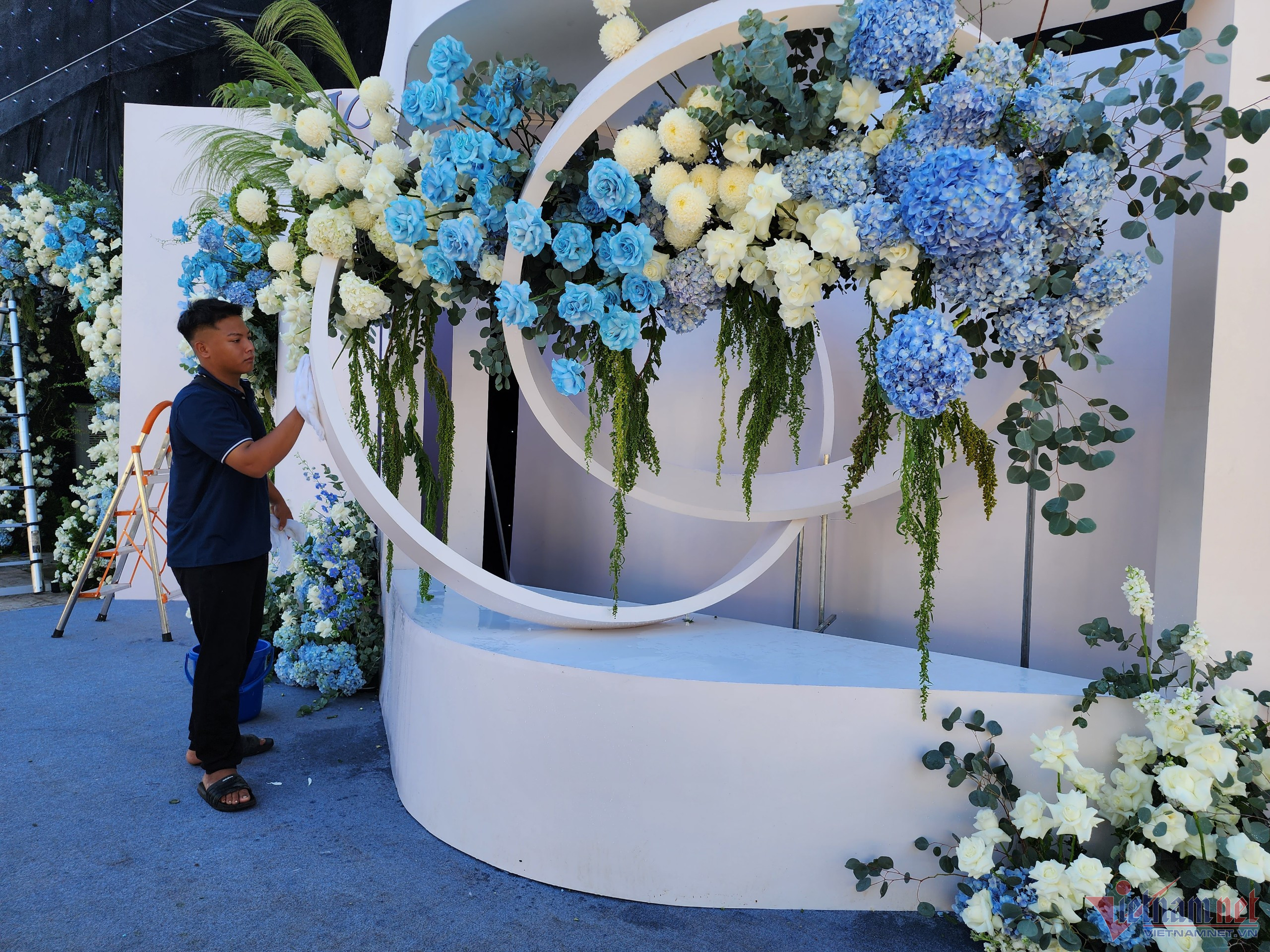 Văn Hậu chi cả tỉ đồng trang trí hoa tươi nhập khẩu cho đám cưới-2