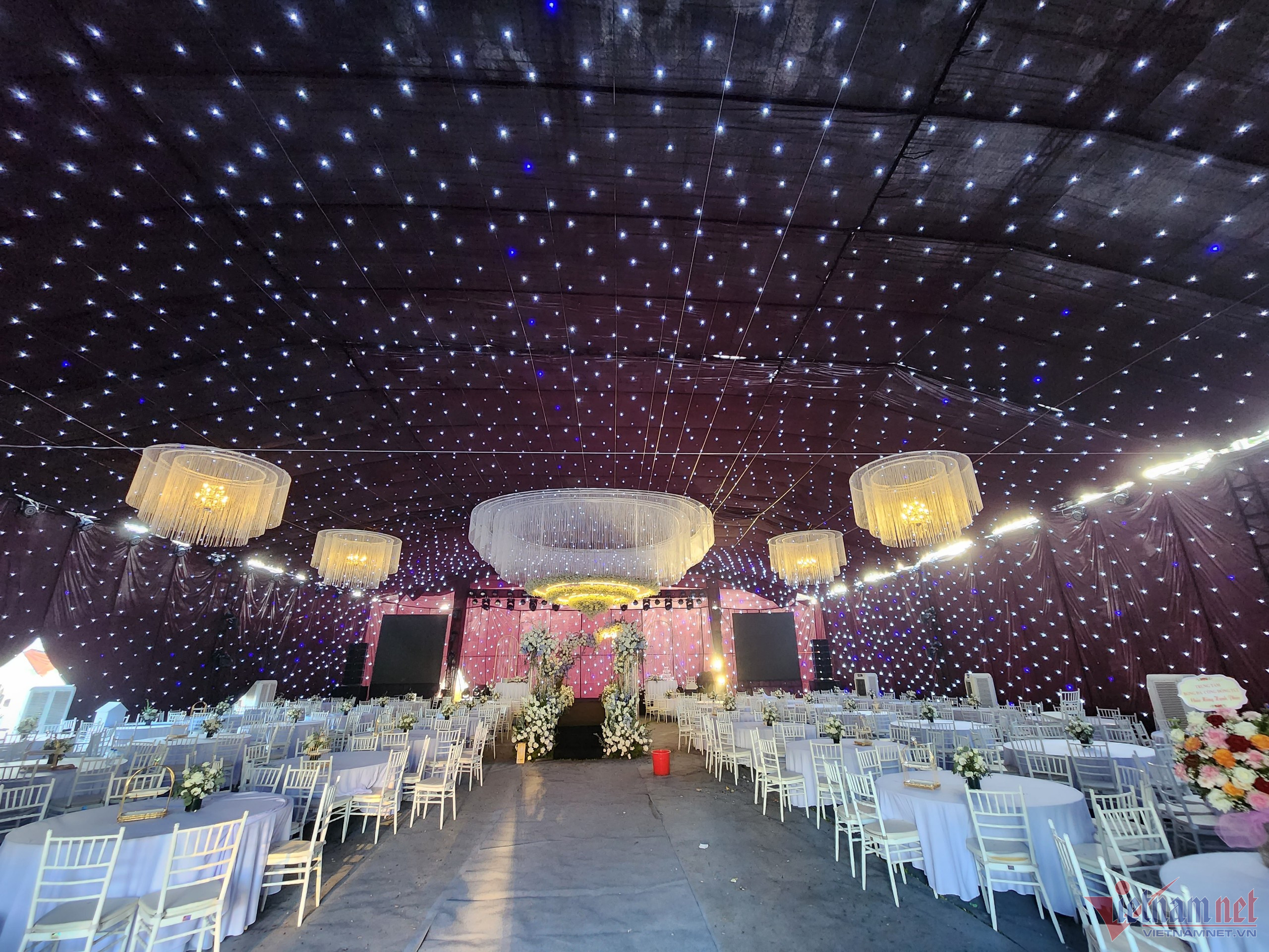 Văn Hậu chi cả tỉ đồng trang trí hoa tươi nhập khẩu cho đám cưới-13