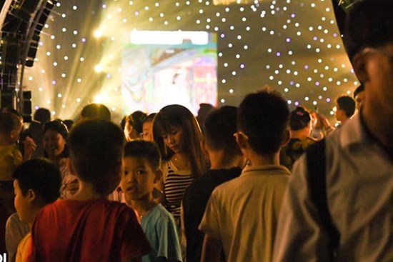 Người dân kéo đến đám cưới Đoàn Văn Hậu đông vui như trẩy hội, tiểu thương mở luôn sạp đồ ăn nhanh
