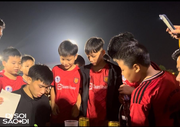 Người dân kéo đến đám cưới Đoàn Văn Hậu đông vui như trẩy hội, tiểu thương mở luôn sạp đồ ăn nhanh-11