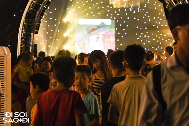 Người dân kéo đến đám cưới Đoàn Văn Hậu đông vui như trẩy hội, tiểu thương mở luôn sạp đồ ăn nhanh-2