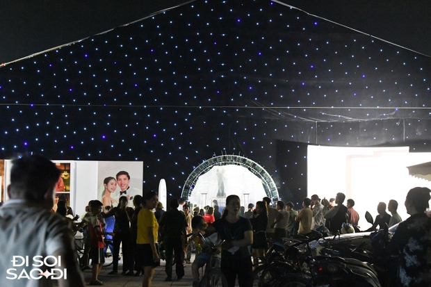 Người dân kéo đến đám cưới Đoàn Văn Hậu đông vui như trẩy hội, tiểu thương mở luôn sạp đồ ăn nhanh-1