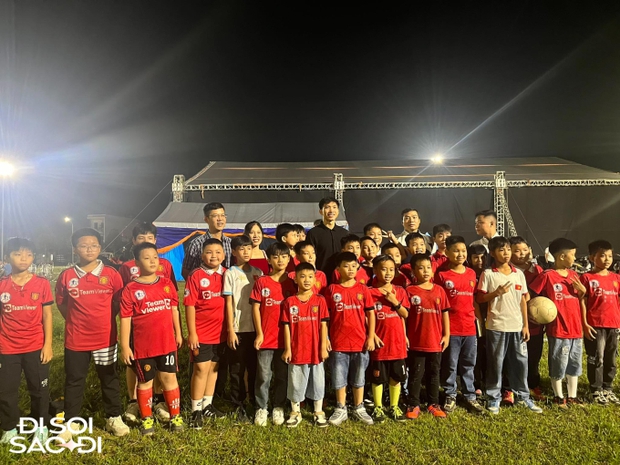 Người dân kéo đến đám cưới Đoàn Văn Hậu đông vui như trẩy hội, tiểu thương mở luôn sạp đồ ăn nhanh-10