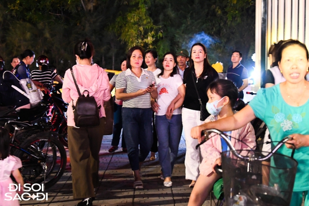 Người dân kéo đến đám cưới Đoàn Văn Hậu đông vui như trẩy hội, tiểu thương mở luôn sạp đồ ăn nhanh-9