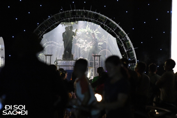 Người dân kéo đến đám cưới Đoàn Văn Hậu đông vui như trẩy hội, tiểu thương mở luôn sạp đồ ăn nhanh-7