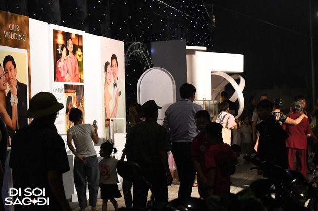 Người dân kéo đến đám cưới Đoàn Văn Hậu đông vui như trẩy hội, tiểu thương mở luôn sạp đồ ăn nhanh-4