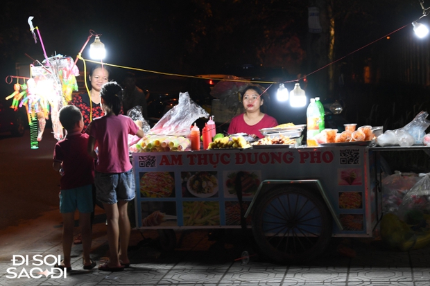 Người dân kéo đến đám cưới Đoàn Văn Hậu đông vui như trẩy hội, tiểu thương mở luôn sạp đồ ăn nhanh-3