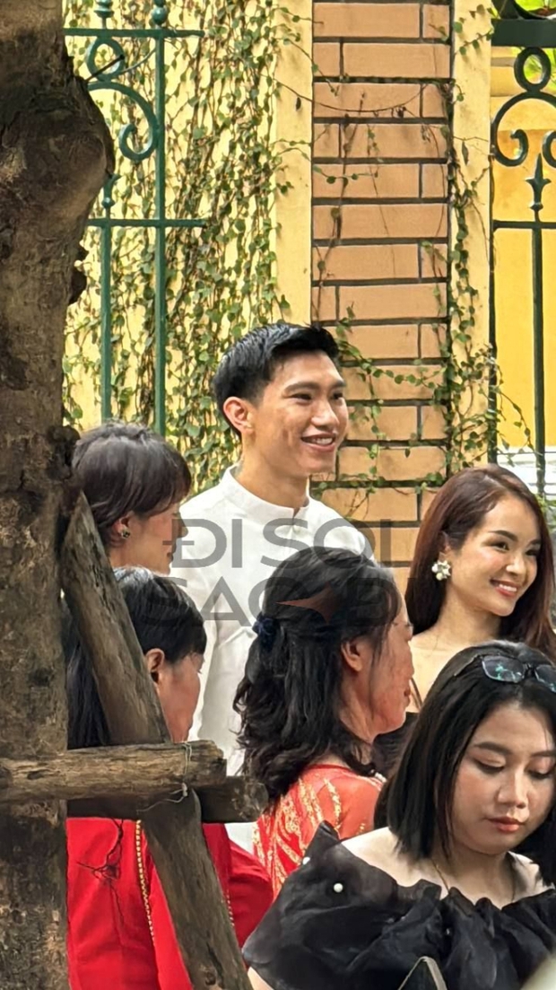 Doãn Hải My chính thức lộ diện trong đám hỏi, Đoàn Văn Hậu ngồi xe 50 tỷ cùng đoàn xích lô mang sính lễ khủng đến nhà gái-3