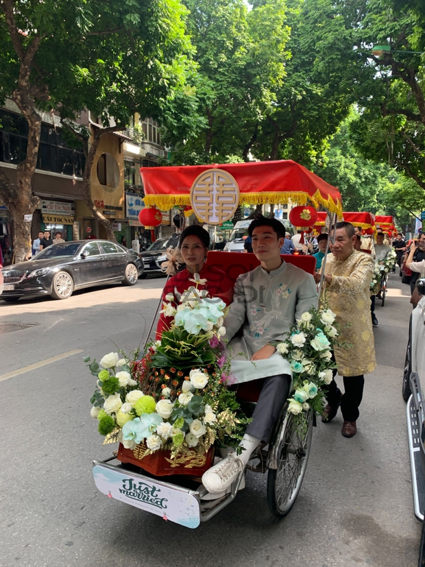 Doãn Hải My chính thức lộ diện trong đám hỏi, Đoàn Văn Hậu ngồi xe 50 tỷ cùng đoàn xích lô mang sính lễ khủng đến nhà gái-4