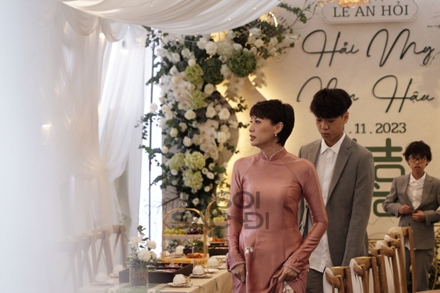 Doãn Hải My chính thức lộ diện trong đám hỏi, Đoàn Văn Hậu ngồi xe 50 tỷ cùng đoàn xích lô mang sính lễ khủng đến nhà gái-5