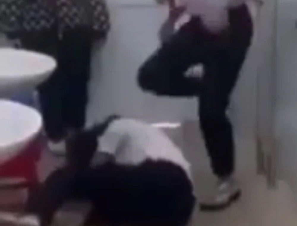 Nhóm nữ sinh lớp 9 đánh bạn túi bụi trong nhà vệ sinh bị phạt đọc sách Đạo đức-1