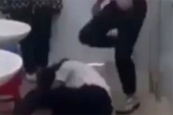 Vụ học sinh bị nhóm bạn đánh hội đồng: Nam sinh gãy ngón tay, công an vào cuộc-3