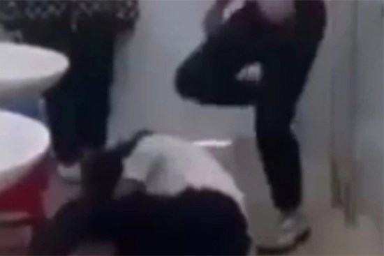 Nhóm nữ sinh lớp 9 đánh bạn túi bụi trong nhà vệ sinh bị phạt đọc sách Đạo đức