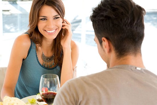 5 hành động thường thấy ở những người đàn ông yêu vợ thắm thiết, thương vợ hết mực